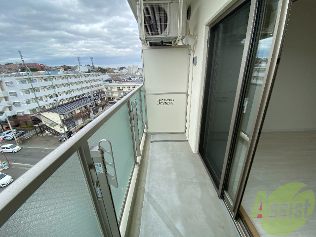 バルコニー　バルコニー。洗濯物がはかどりそうな広さがありますよ。