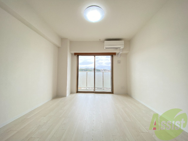 居室・リビング　７．７帖の洋室です。広々として、きれいですね。