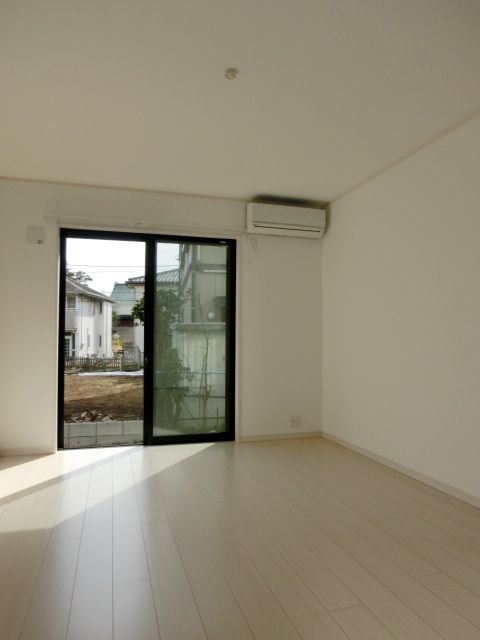 居室・リビング　広々とした8帖の洋室です