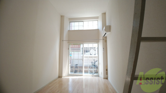 居室・リビング　６帖のリビングは収納と窓があり、陽の光が気持ちよく差します