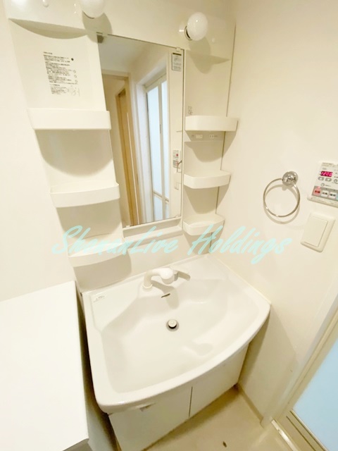 洗面設備　明るい洗面所です