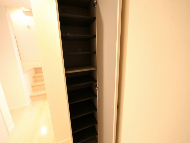 玄関　玄関　シューズボックス付（収納充実してます）