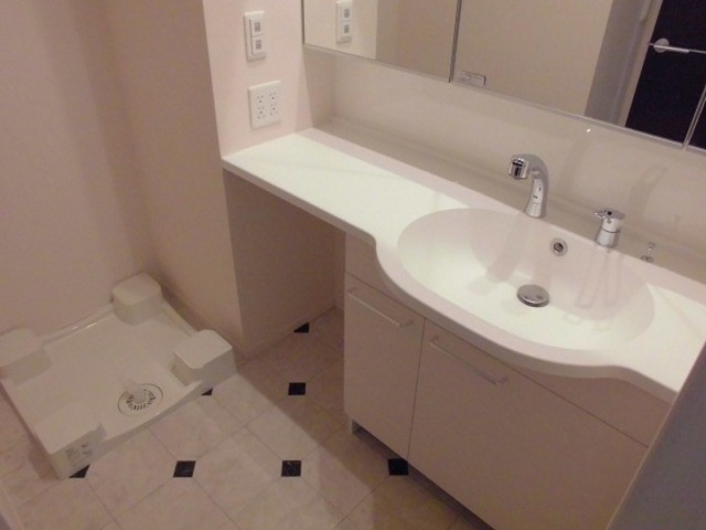 洗面設備　■洗面所と洗濯機置場です■