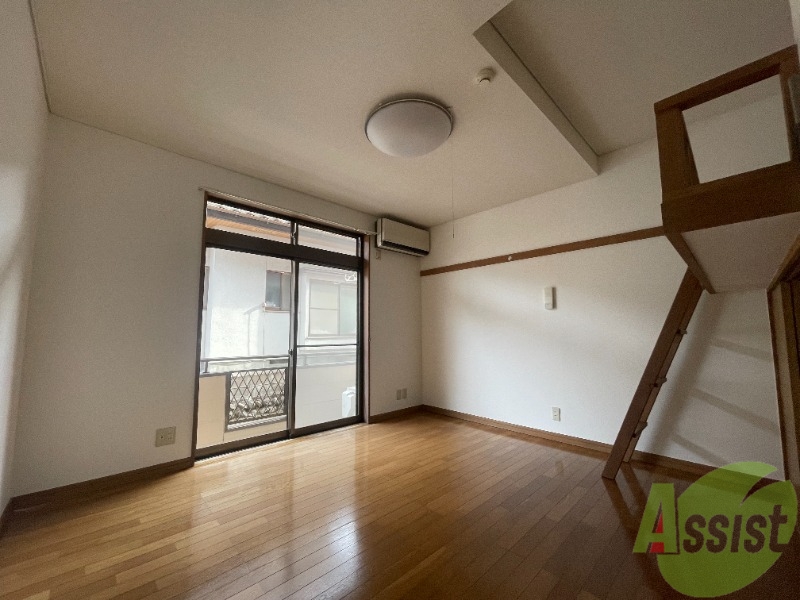 居室・リビング　日中は電気を点けなくても、過ごせそうなぐらい明るいですね。