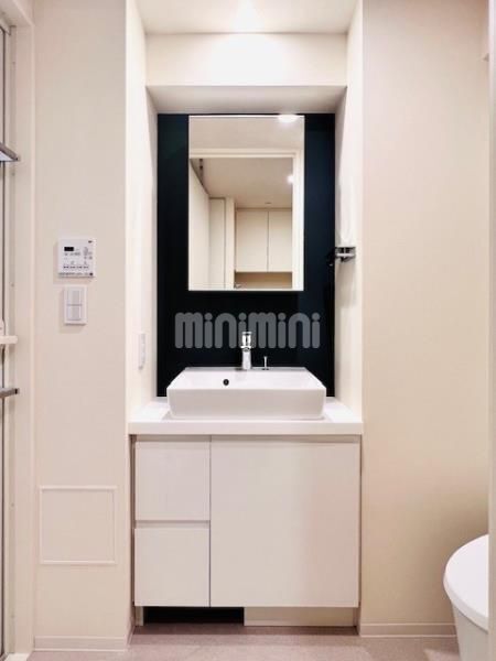 洗面設備　同タイプ６０１号室の写真です。