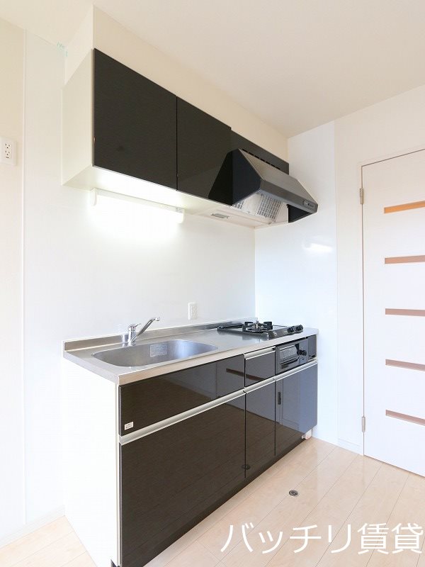 キッチン　別号室写真の為現況を優先致します。