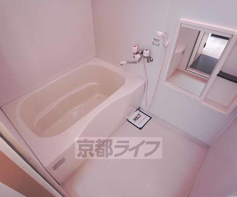 バス・シャワールーム　ゆったりバスルームです。