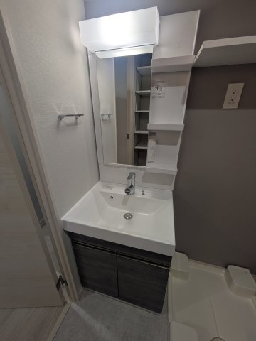 洗面設備　明るい洗面所です