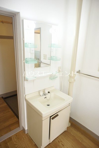 洗面設備　人気の洗面化粧台があるお部屋です。