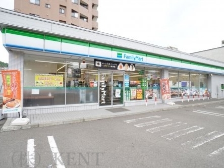 コンビニ　ファミリーマート札幌宮の森3条店（コンビニ）まで338m