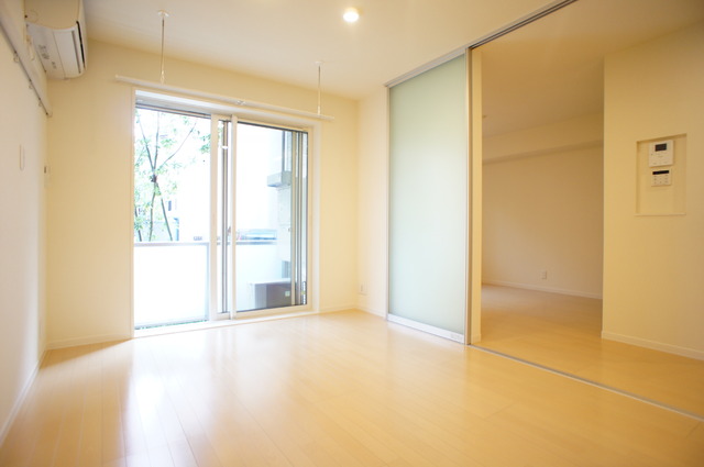 その他部屋・スペース　スライド扉があるので洋室との開閉がいつでも可能です。