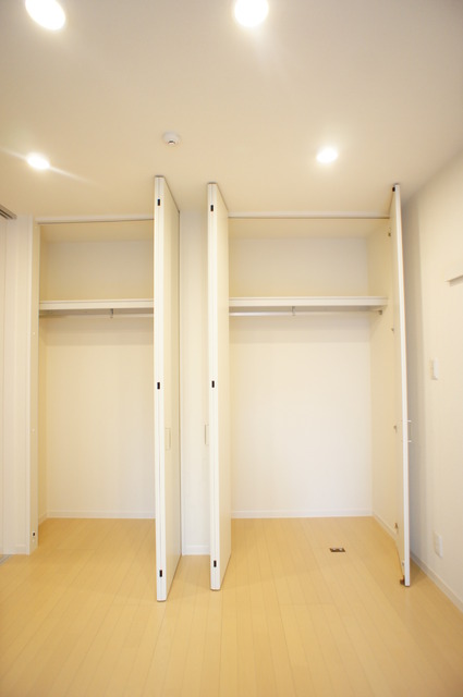 収納　壁一面に収納があるので、収納力たっぷりあります。