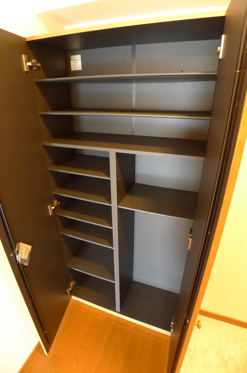 玄関　（写真は同タイプ）