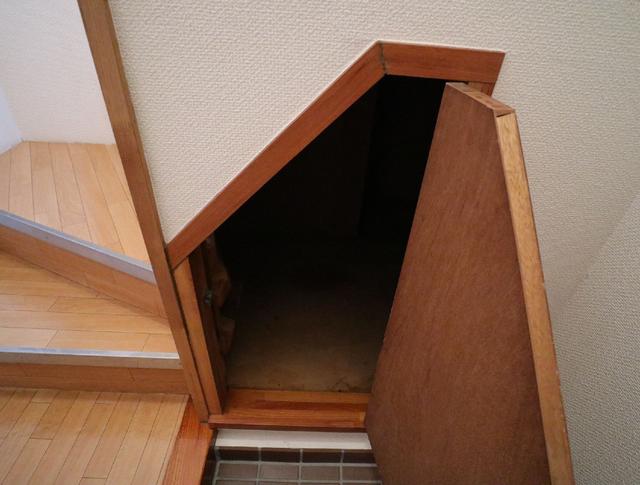 収納　収納　階段下収納