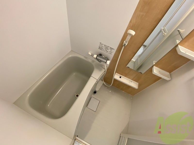 バス・シャワールーム　バスルームは狭すぎず、シャワーも浴びやすそうです。