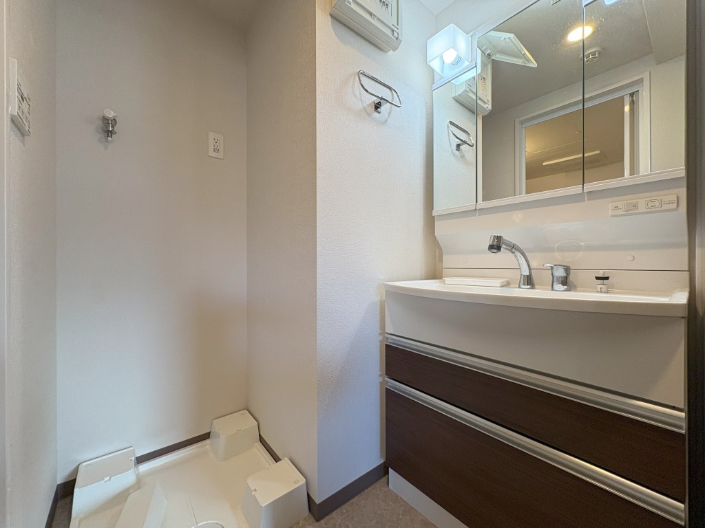 洗面設備　明るい洗面所です