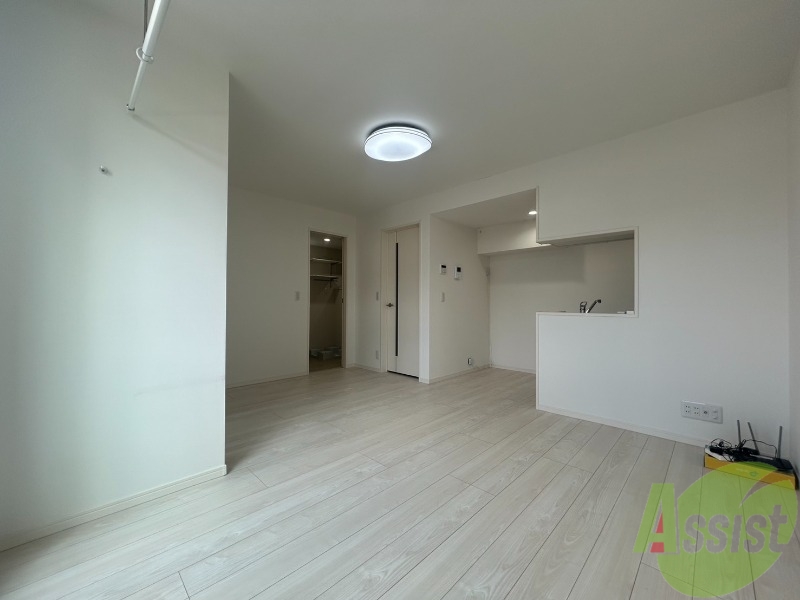 居室・リビング　広々とした間取りで白基調のデザインでいい感じです。