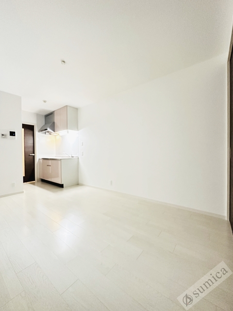 居室・リビング　内装は白を基調として建具とキッチンがグッと映えてます＾＾