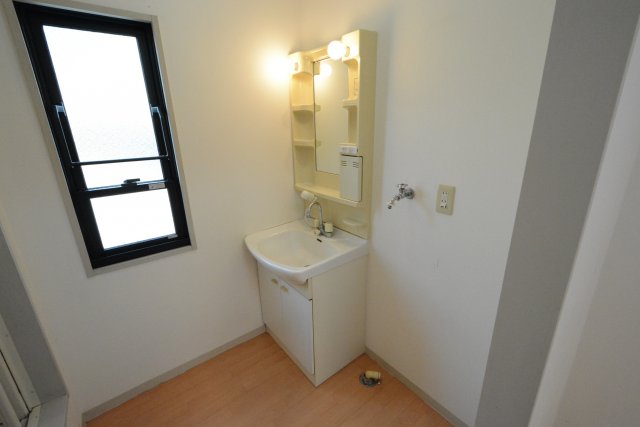 洗面設備　採光、換気のできる便利な窓付き♪