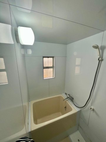 バス・シャワールーム　浴槽とシャワー水栓は新品に交換済み！