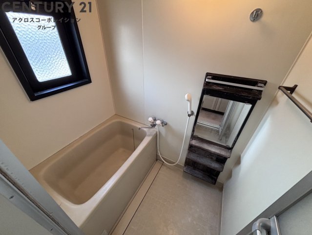 バス・シャワールーム　窓があり換気できます。