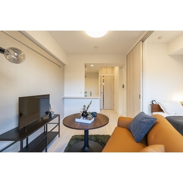 居室・リビング　家具／調度品に関しては配置例を示したものであり、実際の賃貸に