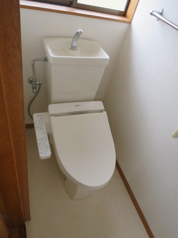 小田急線 祖師ケ谷大蔵駅 徒歩18分 2階建 築33年のトイレ写真