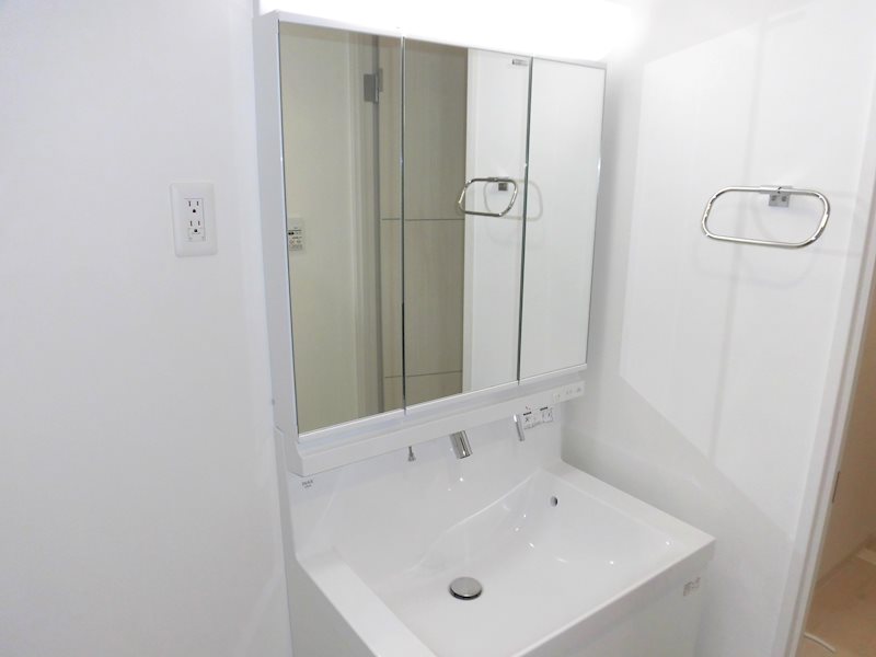 洗面設備　シャンプードレッサー付き洗面台！朝のお手入れもラクラクです