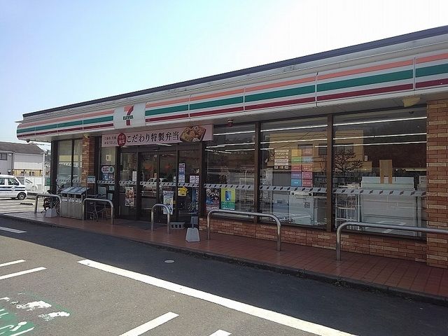 コンビニ　セブンイレブン日出駅前店（コンビニ）まで1300m