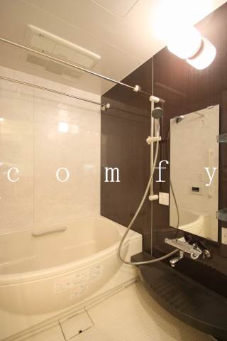 バス・シャワールーム　卵型の浴槽でゆったり