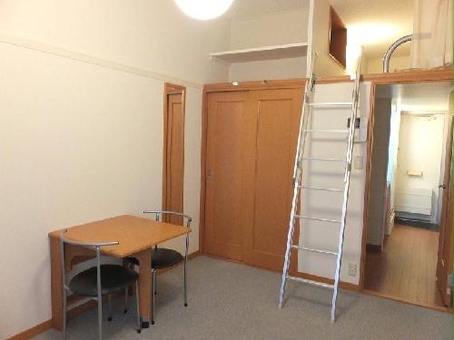 居室・リビング　室内天井が高いので、お部屋を広くお使い頂けます！