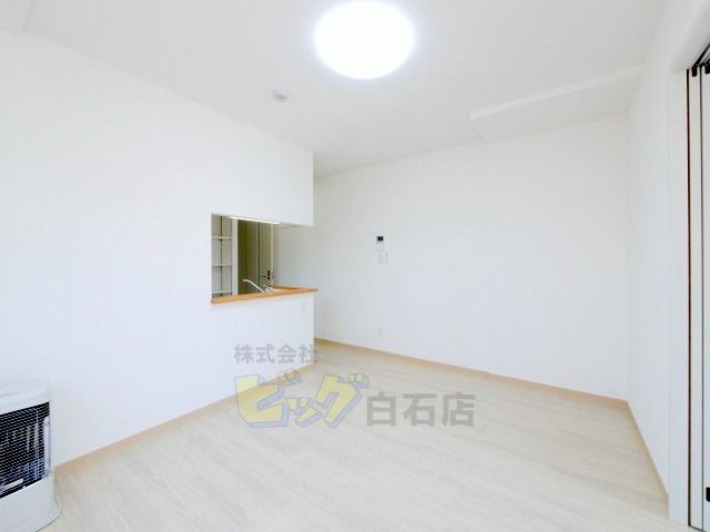 居室・リビング　白と基調とした明るいリビングです♪