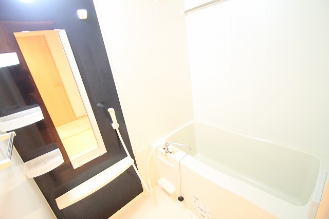バス・シャワールーム　広くてゆとりのある浴室です。