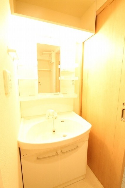 洗面設備　独立洗面台付です。