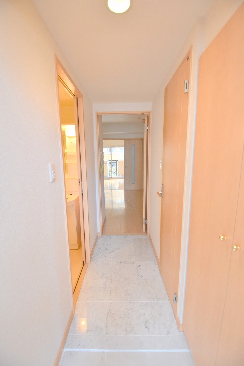 玄関　下駄箱も広いです♪