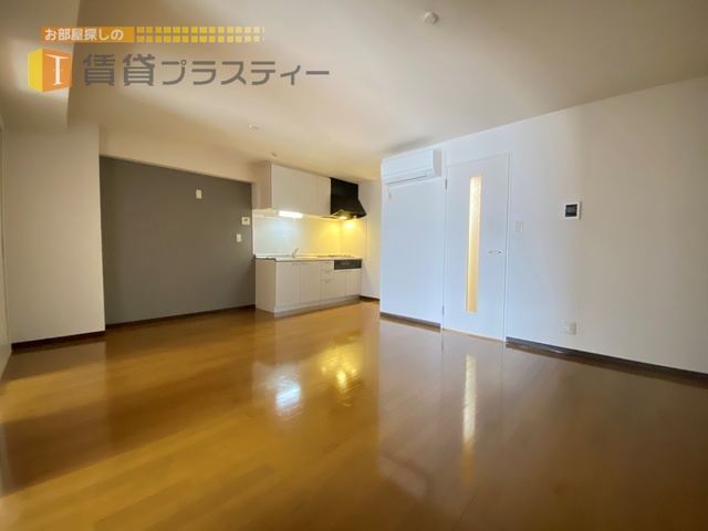 居室・リビング　壁付けキッチンで広々としたお部屋です！