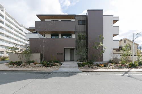 建物外観　積水ハウス施工・重量鉄骨造３階建て