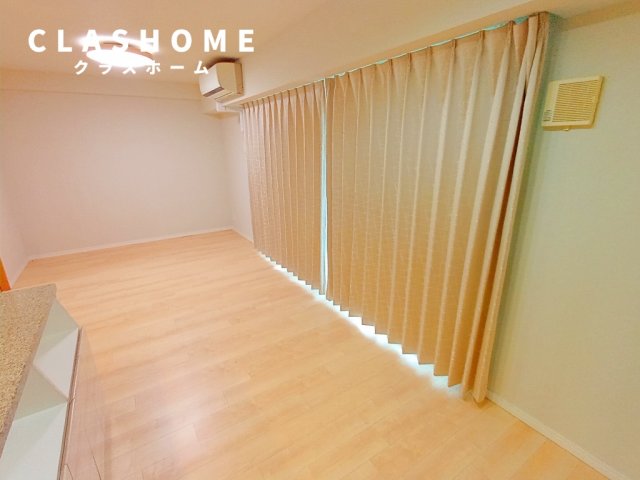 居室・リビング　同物件の別部屋になります。