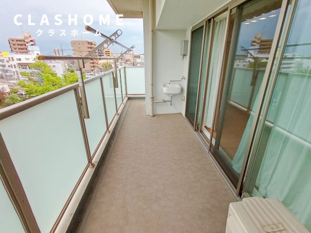 バルコニー　同物件の別部屋になります。