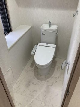 トイレ　温水洗浄便座。