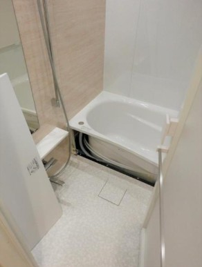 バス・シャワールーム　追い焚き機能、浴室乾燥機付きバス。