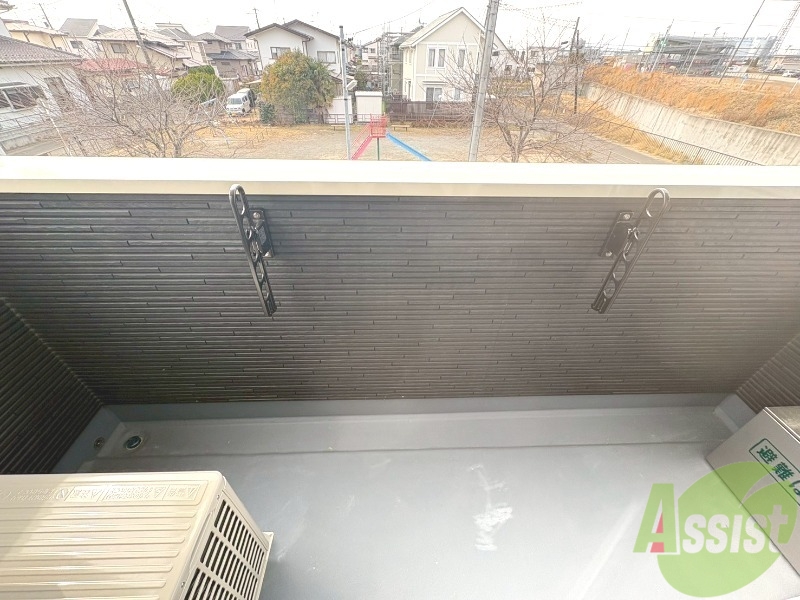 バルコニー　バルコニーに物干しがあるので洗濯物が干せます。