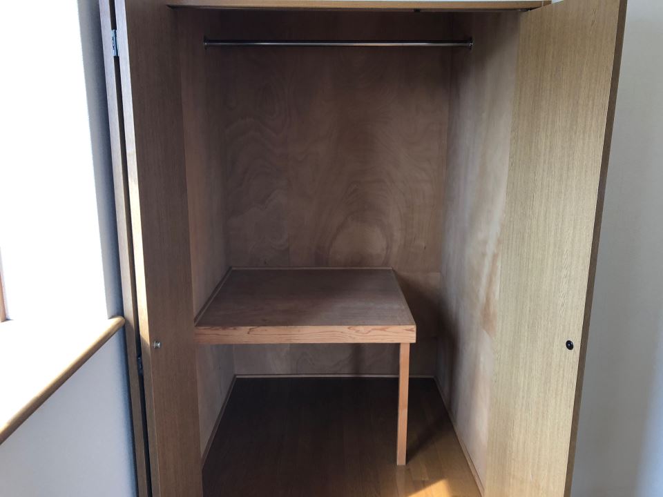 収納　洋室のハンガーパイプ付きの収納です