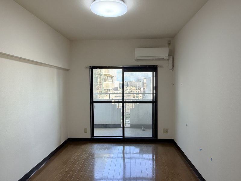 居室・リビング　６．８畳の洋室です