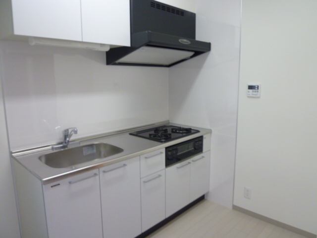 キッチン　※別室参考写真。３口ガスシステムキッチン