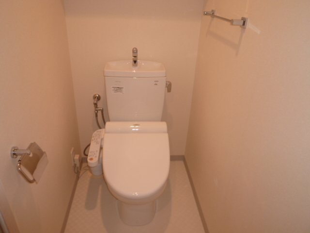 トイレ　※別室参考写真。洗浄機能付便座