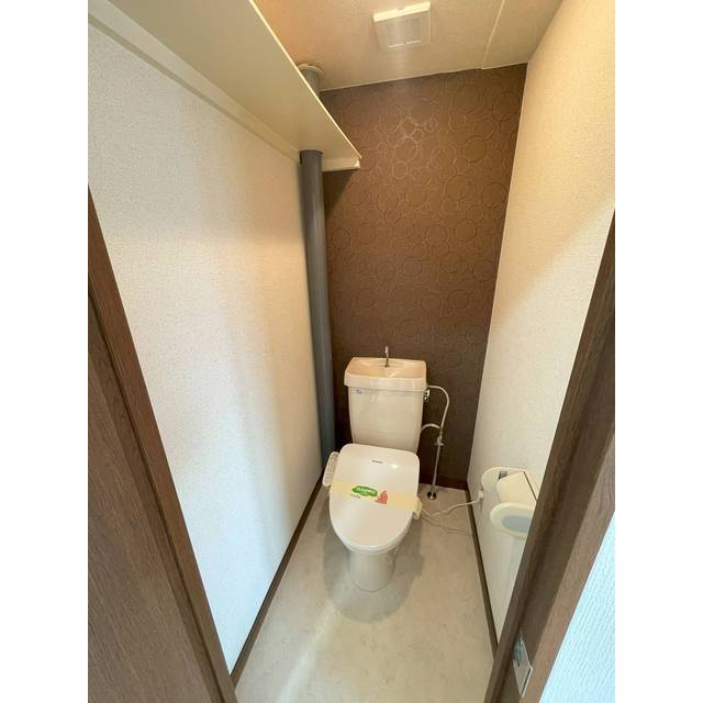 トイレ　壁紙もおしゃれなトイレです♪
