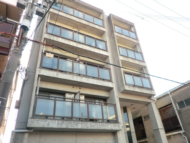 建物外観　コンクリート打ちっぱなしのかっこいいマンション