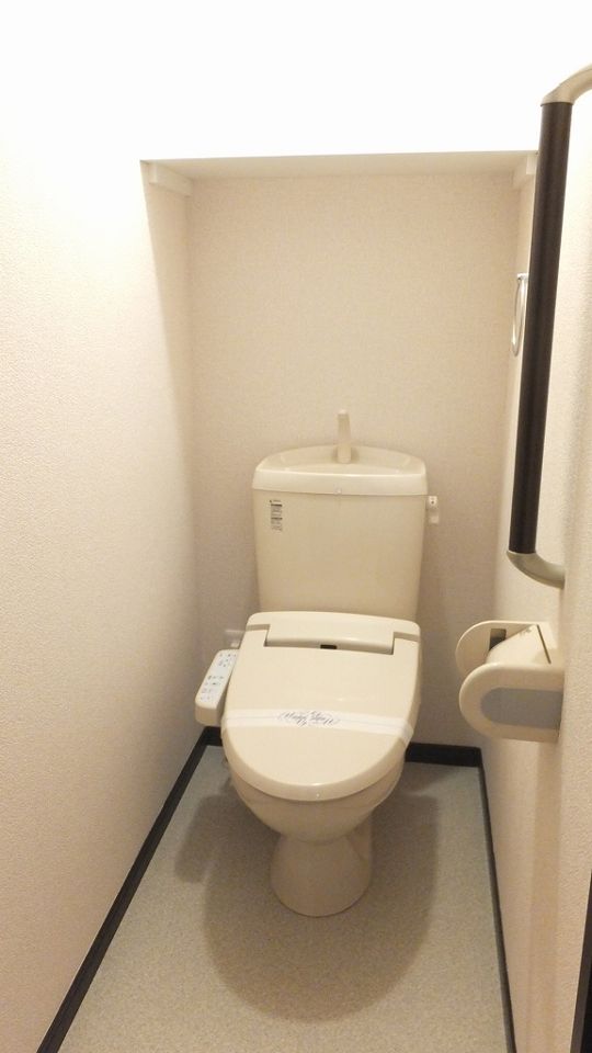 トイレ　温水洗浄機能付き