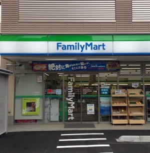 コンビニ　ファミリーマート新宿税務署通り店（コンビニ）まで174m